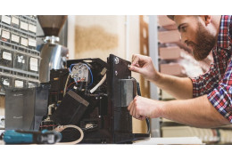 ¡Mi cafetera pierde agua por abajo! Soluciones.